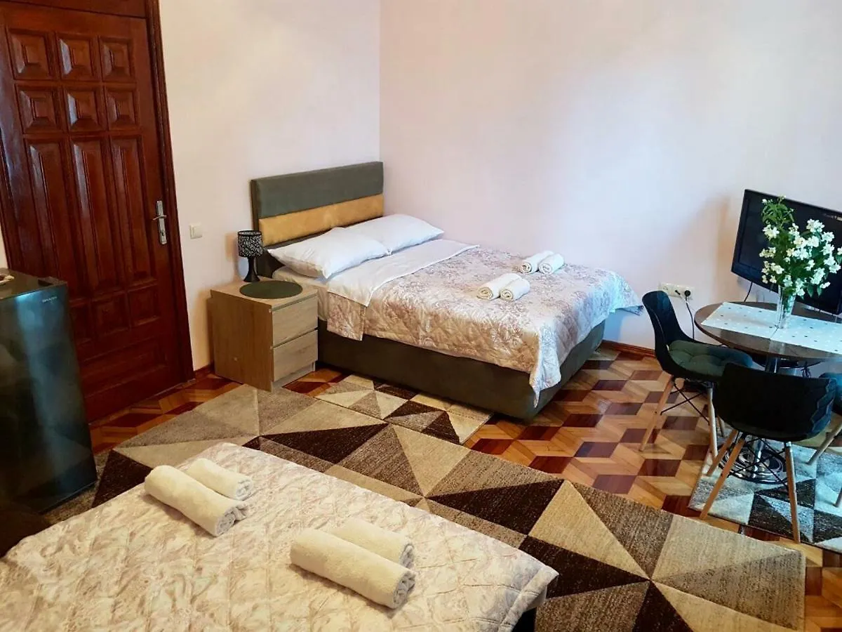 Inn Sweet Home At Ninoshvili 3 Batumi