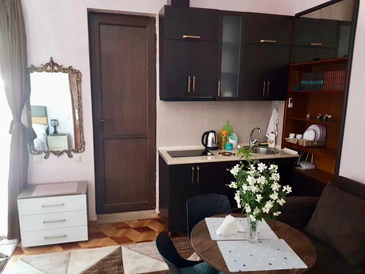Inn Sweet Home At Ninoshvili 3 Batumi